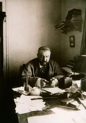 Alexander Kuprin, russisk forfatter, ved sit skrivebord, Gatchina, Rusland, begyndelsen af det 20. århundrede.