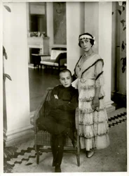 Mathilde Kschessinska 1872-1971 med sin søn Vladimir, 1916.