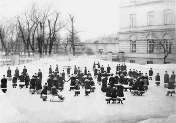 Elever fra Smolny Institute for Noble Maidens kl ved Winter Walk, ca. 1913