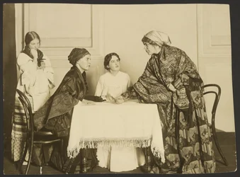 Gymnasiet for kvinder i Skt. Petersborg, skuespil af Gogol "Ægteskabet"