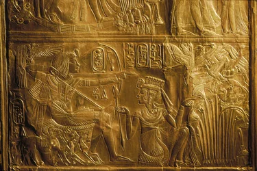 Detalje af fuglejagt med bue og pil på Canopic Shrine, guld, Kong Tutankhamon;..., 2004 (foto)
