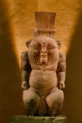 Kalkstensstatue af guden Bes, sen periode, 2002 (foto)