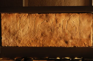Tronbænk i tempel 19, Palenque, Mexico, udskæring af Akhal Mo Nab, 2005 (foto)