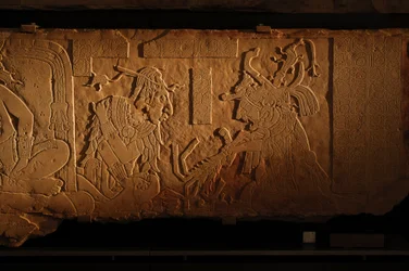 Tronbænk i tempel 21, udskæring af kong Akhal Mo Nab, Palenque, Mexico, 2005 (foto)