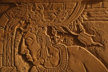 Tronbænk i tempel 21, udskæring af kong Akhal Mo Nab, Palenque, Mexico, 2005 (foto)