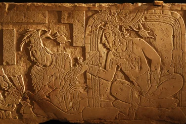 Tronbænk i tempel 21, udskæring af kong Akhal Mo Nab, Palenque, Mexico, 2005 (foto)