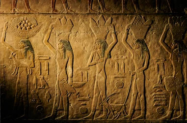 Kvinder bærer brød, fugl, ged og produkter, Tiyes grav, Egypten; Gamle Rige; Saqqa...