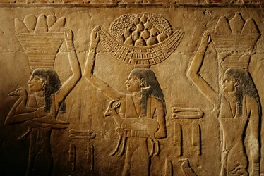 Kvinder bærer brød, fugl, ged og produkter, Tiyes grav, Egypten; Gamle Rige; Saqqa...