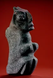 siddende udhugget stenfigur med spor af maling, Tenochtitlan, Templo Mayor, Aztec,..., 2010 (foto)