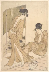 To unge kvinder svøbt i yukata efter et bad