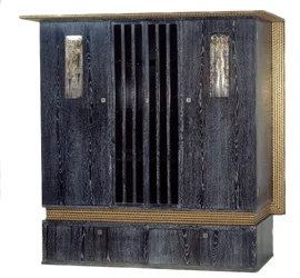 Møbel: garderobeskab med musik i sortlakeret eg, forgyldt træ, sølvmetal og glas, udført af Koloman Moser (1868-1918), 1904. Mål 1,99 m. Paris, Musée d