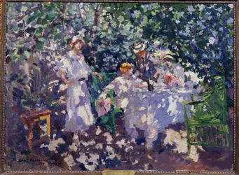 I haven (I haven). Et bord dækket i lundene om sommeren drager tre unge kvinder og en mand, der sidder, iført stråhatte, fordel af skyggen. Maleri af Konstantin Alexeyevich Korovin (Constantin Korovin) (1861-1939), olie