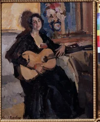 Kvinde med en guitar. Smilende sidder hun på en bænk nær en blomsterbuket og er klædt i sort. Maleri af Konstantin Alexeyevich Korovin (Constantin Korovine) (1861-1939)