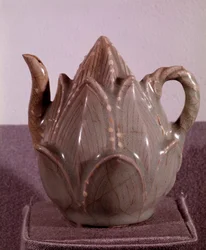 Koreansk kunst: hældetud formet som en lotusblomst. Mål: 10,2 cm. Goryeo-perioden, slutningen af det 12. århundrede. Koreas Nationalmuseum