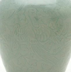 Flaske (maebyeong) med udskåret og indskåret design af to fønikser og pæonvinsruller, midten af 1100-tallet (stentøj med celadon-glasur)