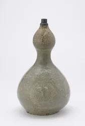 Flaske, Koryo-periode, slutningen af det 13. århundrede (stentøj med hvide og sorte lister indlagt under celadon-glasur)