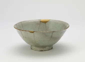Skål, begyndelsen af 1600-tallet (porcelæn med gennemsigtig, lyseblå glasur, guldlakreparationer)