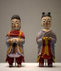 Figurer i shamankostume. Polykrome træstatuetter, kunst coreen
