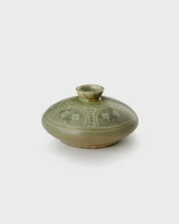 Olieflaske, slutningen af 1100-tallet (Stentøj med indlagt slipdekor og celadon glasur)