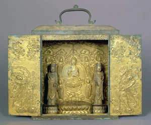 Bærbar buddhistisk helligdom med to stående Bodhisattvaer, en buddhistisk triade og vogterfigur, Koryo-dynastiet (forgyldt bronze med indskåret og repouse-dekoration)