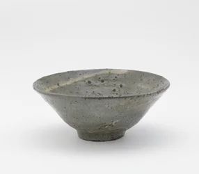 Teskål, Totoya-type, Kyongsang Namdo-provinsen, Korea, Choson-periode, slutningen af det 16.-begyndelsen af det 17. århundrede (stentøj med børstet-slip-dekoration under feldspatisk glasur)