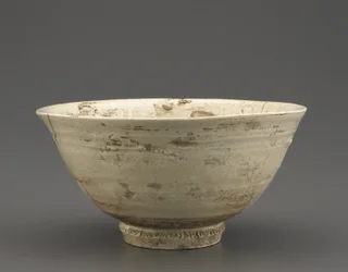 Teskål, sandsynligvis Kyongsang Namdo-provinsen, Choson-periode, anden halvdel af 1500-tallet (porcelæn med klar glasur)
