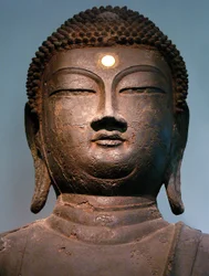 Buddhahoved af jern fra Goryeo-perioden i det 10. århundrede, fra klostret i Hasachang-dong, Hanam, Gyeonggi-do, Korea. Koreas Nationalmuseum, Seoul, Republikken Korea, 2006.