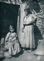 Kabyliske kvinder ved døren til deres bolig nær Middelhavskysten, Algeriet, 1912.