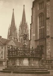 Regensburg, springvand fra 1721 på Neupfarrplatz og katedraltårne; Regensburg, The Fountain (1721) på "Neupfarr Platz" og katedralen (s/h foto)