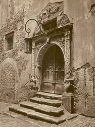 Rothenburg o d T, Portal des alten Rathauses; Rothenburg-on-the-Tauber, døråbning til det gamle rådhus (s/h foto)