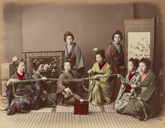 (Konkonchiki) Japansk pige, der leger, ca. 1880