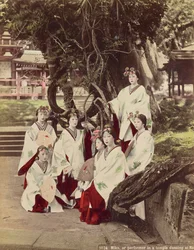 Miko, eller optræder i et tempel, danser i Nara, ca.1890