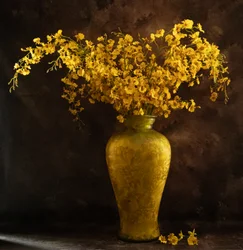 Gyldne blomster i en vase