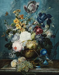 Roser, en tulipan, en iris, dahliaer, lamium, forglemmigej, konvolvulus, auricula og delphiniums i en vase med druer og ferskner på en stenkant,
