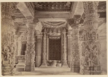 Døråbning og øvre søjler, Delwara-templet, Mount Abu