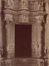 Inde i døråbningen Sas Bahu Temple, Gwalior