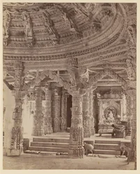 Delwara-templets indre med søjler og tagkuppel, Mount Abu