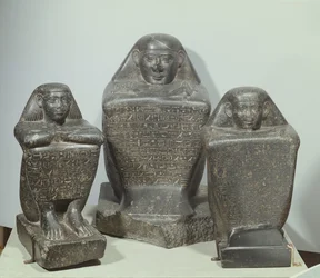 Blokstatuer af Akhamenru, Harwa og Amenemonet, 25.-26. dynasti (diorit)