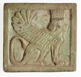 Plaque med bevinget persisk sfinx, ca. 525-401 f.Kr. (støbt fajance)