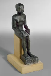 Statuette af guden Imhotep, øjnene indlagt med kobber og guld (bronze)