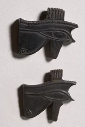 To wedjat øjeamuletter (obsidian)
