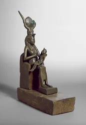 Votivstatuette af Isis, der ammer barnet Horus, fundet i Saqqara sammen med den oprindelige trætrone og sokkel