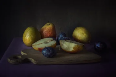 Mørkt frugtstilleben