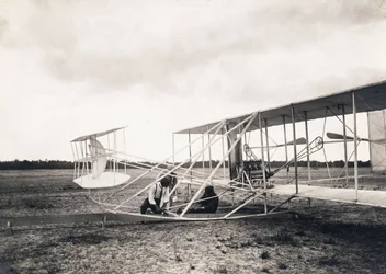 Leon Bollee arbejder på Wright-brødrenes fly, ca. 1909