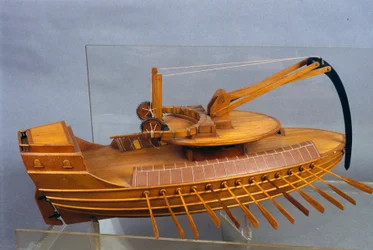 Skorpion, båd med vædder. Model efter tegning af Leonardo da Vinci. Museum for Videnskab og Teknologi, Milano.