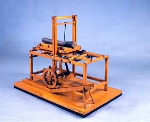 Træmodel af en hydraulisk sav drevet af tandhjul og vand. Fremstillet efter en tegning af Leonardo da Vinci (1452-1519). Museum for Videnskab og Teknologi, Milano.