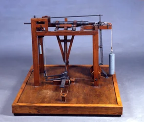 Træmodel (model) af "" Battiloro"", en trommehammer brugt til at slå ædle metaller af Leonardo da Vinci (Leonard de Vinci) (1452-1519) Musee des Sciences et des Techniques, Milano.