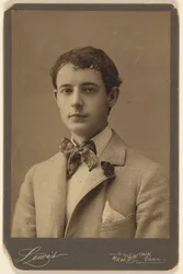 Walter Thomas [ung mand med butterfly og nellike i frakkens revers].
