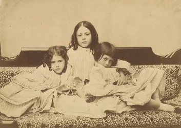 Edith, Ina og Alice Liddell på en sofa, sommer 1858.