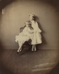Julia og Ethel Arnold, 1872.